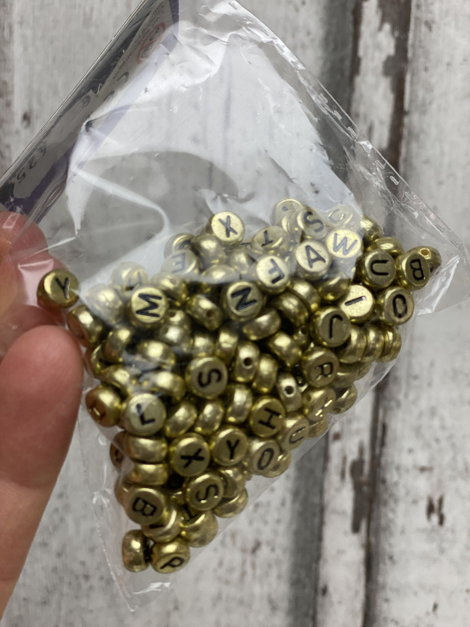 Buchstabenperlen metallic gold / silber