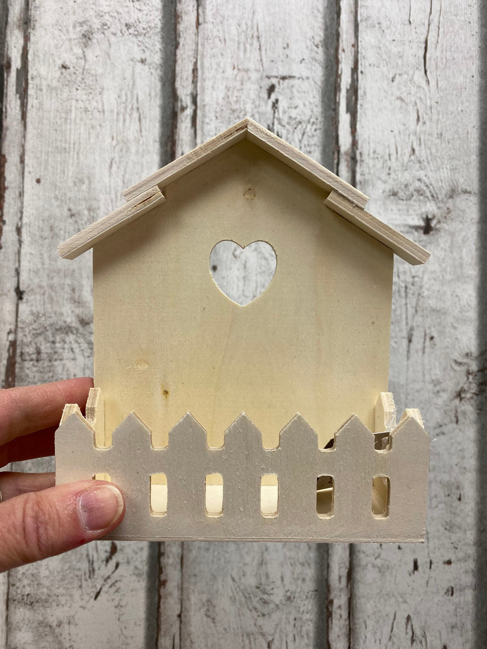 Holzhaus mit Vorgarten Herzchen