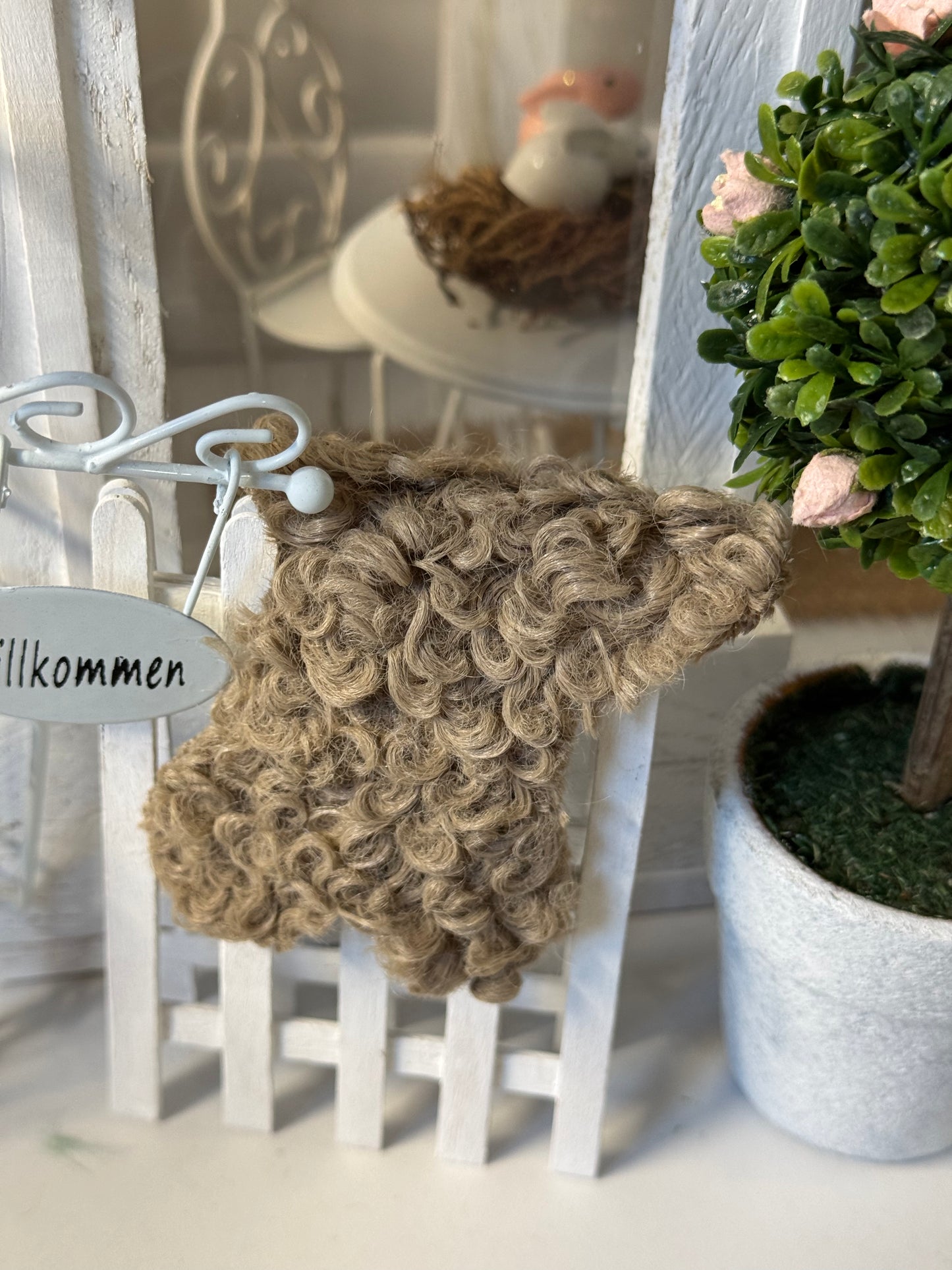 Miniatur Kunstfell gelockt 1:12 – Schaffell/Ziegenfell für Puppenstube, Wichteltür & Mäusewelt – cremeweiß oder topbraun