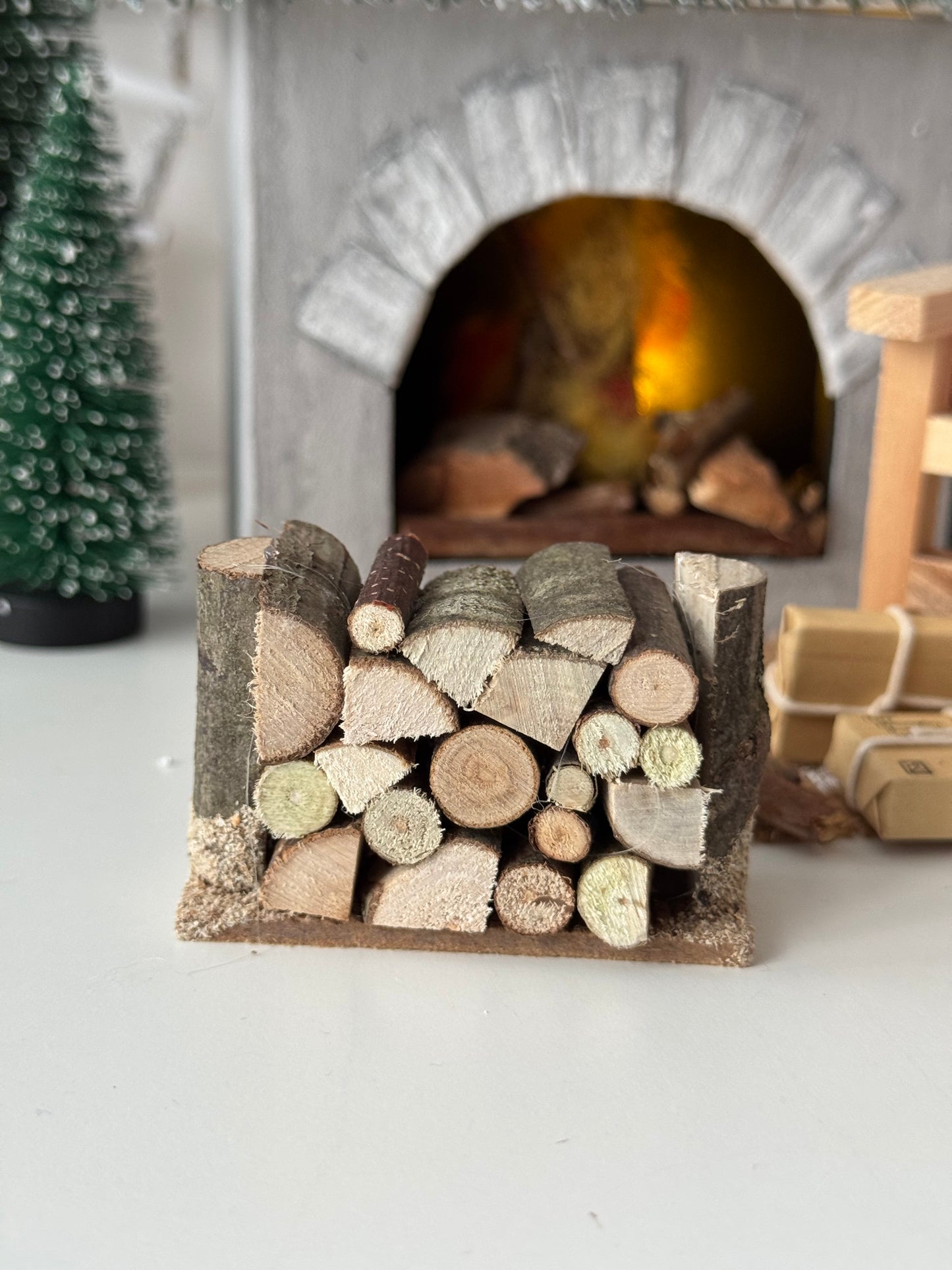 Holzstoß Miniatur, Dekorationsartikel für Wichteltüren Puppenhäuser und Krippen