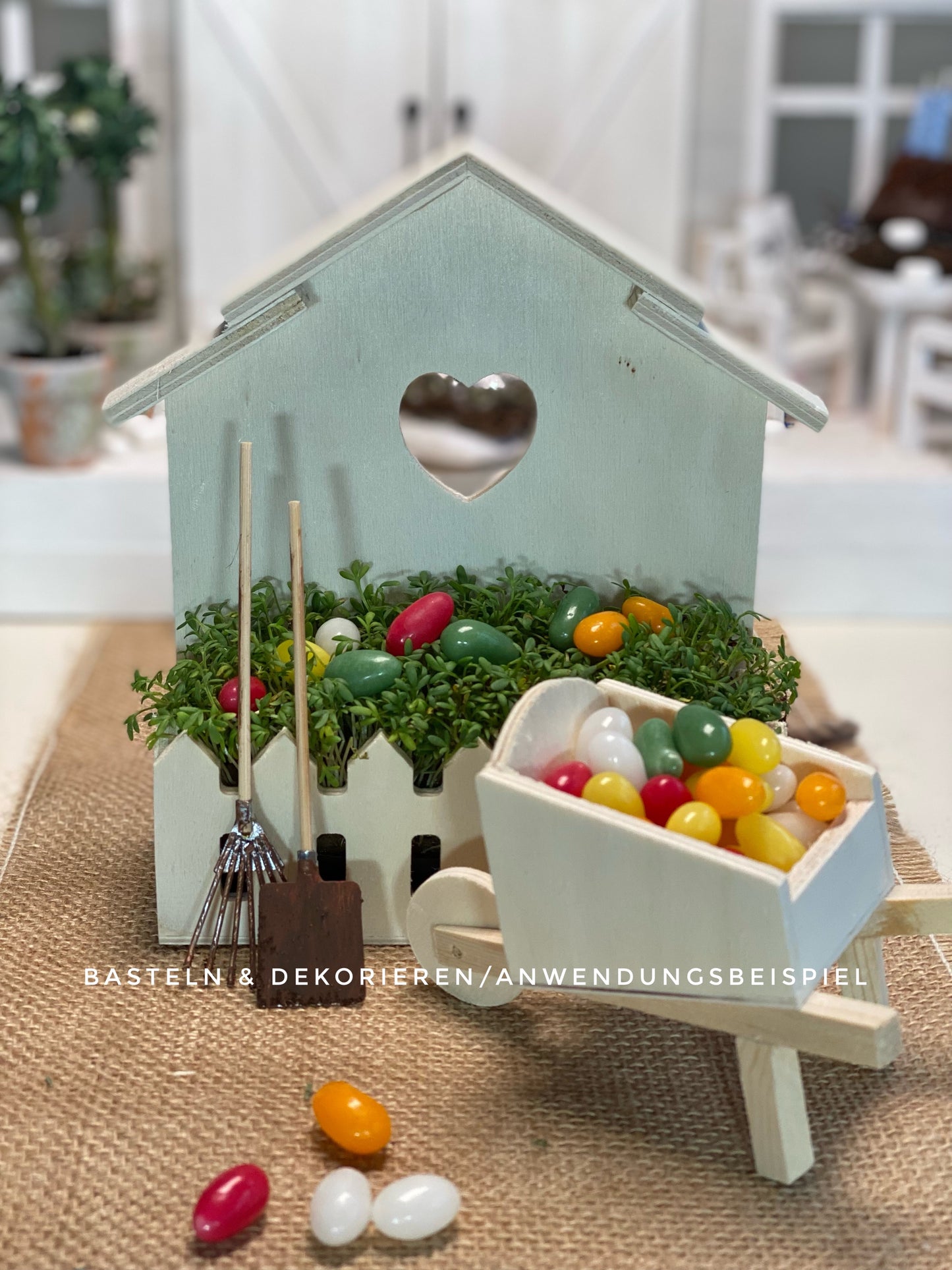 Holzhaus mit Vorgarten Herzchen