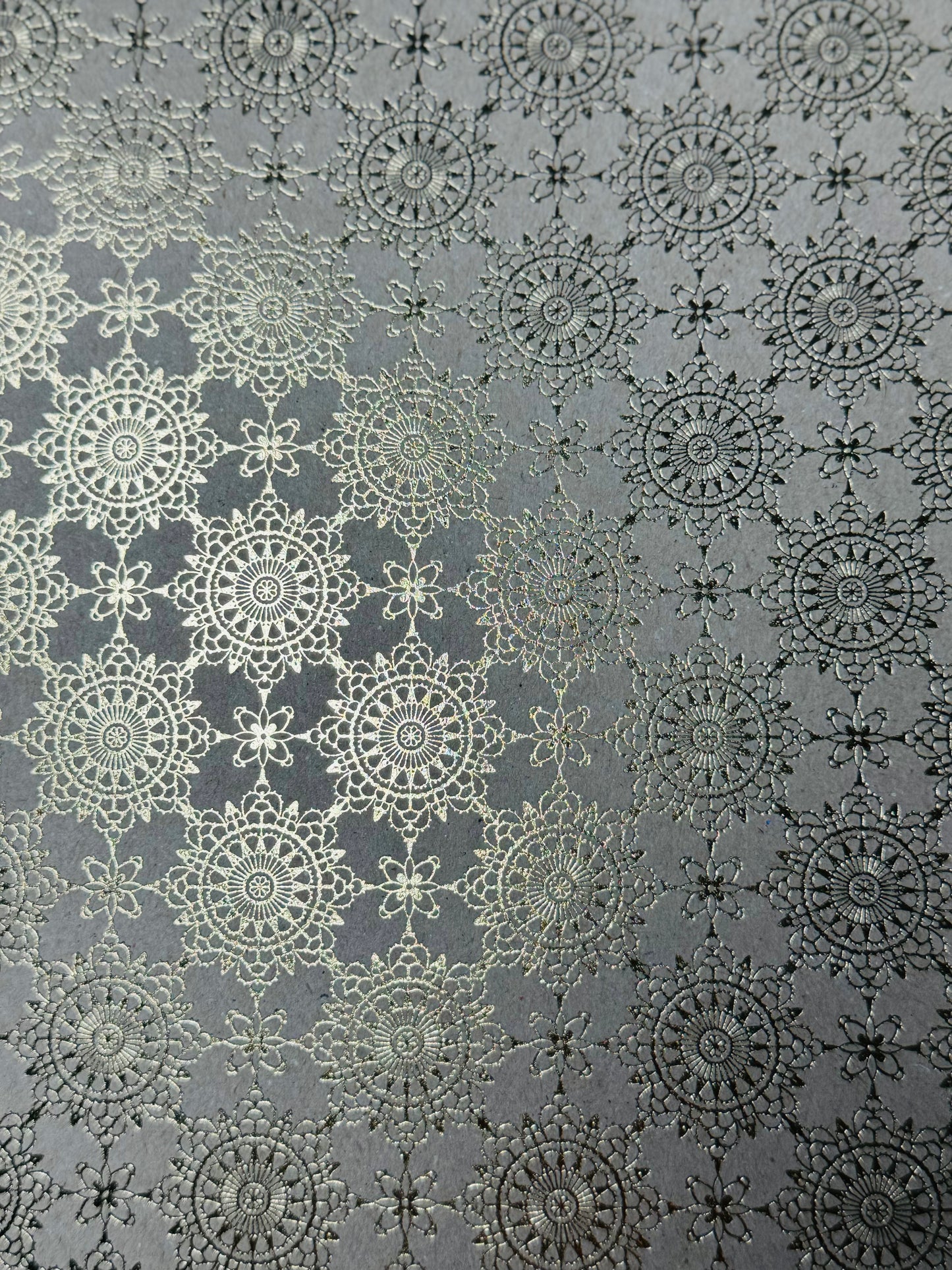 Tonkarton mit foliertem Ornament