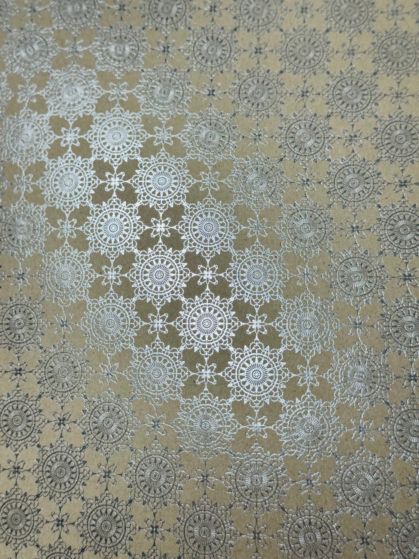 Tonkarton mit foliertem Ornament