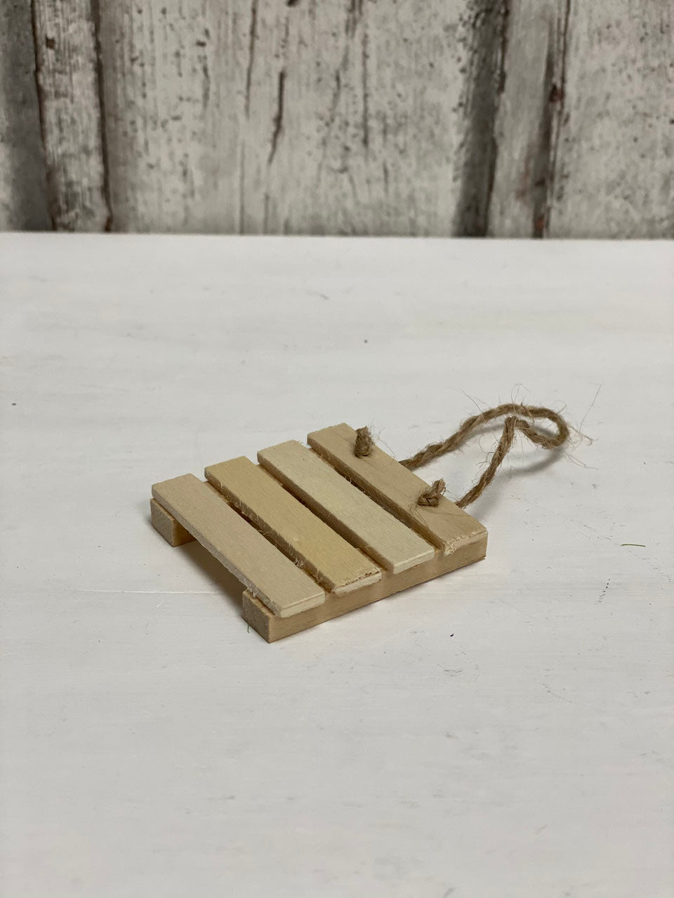 Holzpalette mit Band