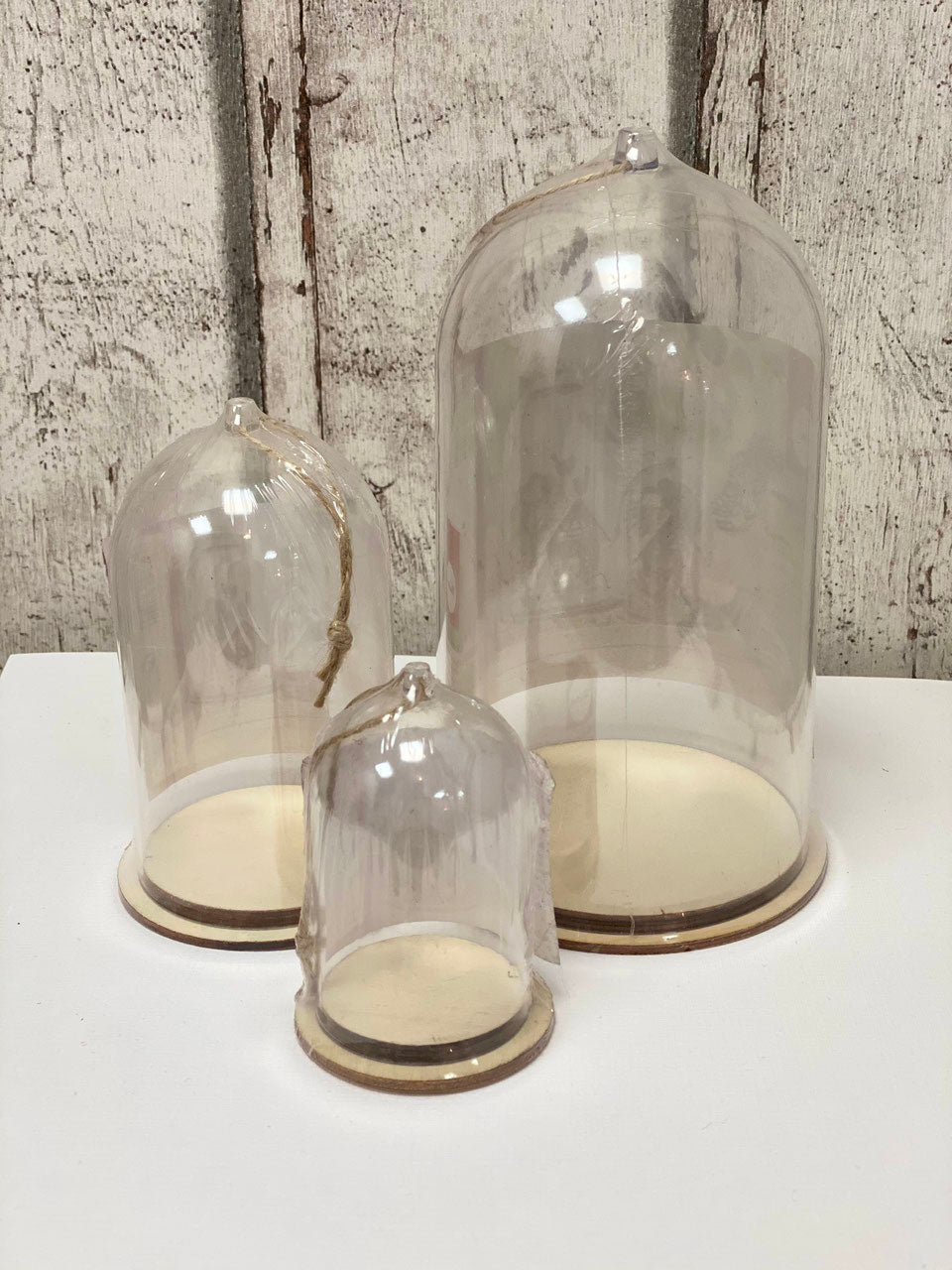 Kunststoffhaube mit Holzsockel und Jutekordel