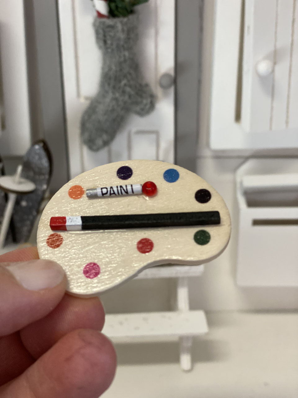 Malpalette mit Pinsel und Farbtube