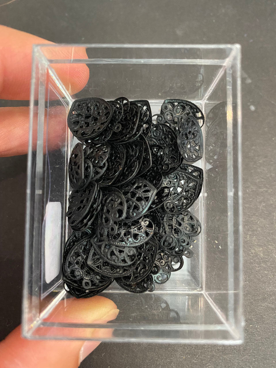 Metallanhänger Herz Lochmuster flach schwarz