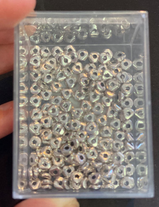 Metallperle rund 5mm mit Dreiecksschliff