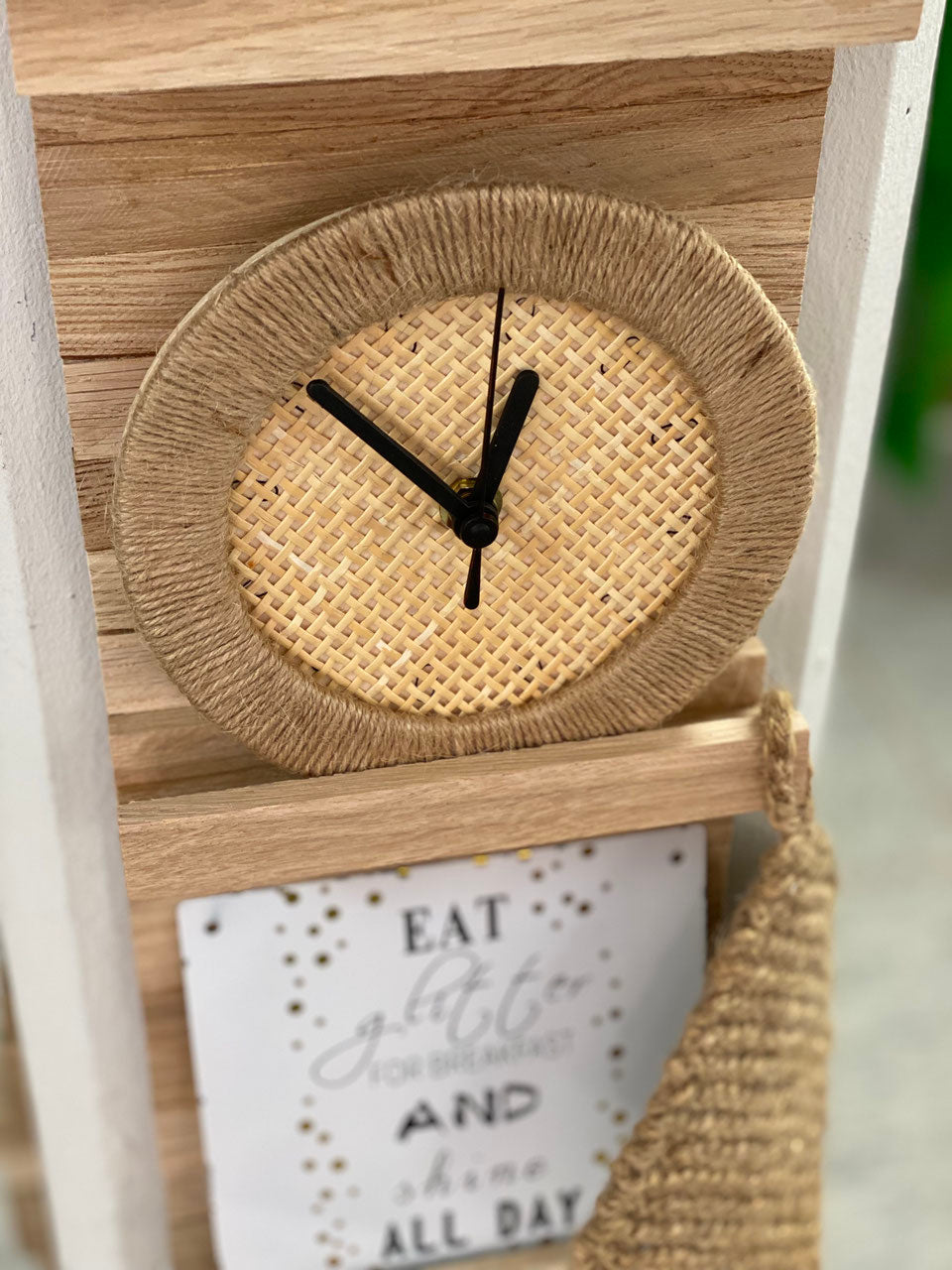 Uhr mit Holzrahmen