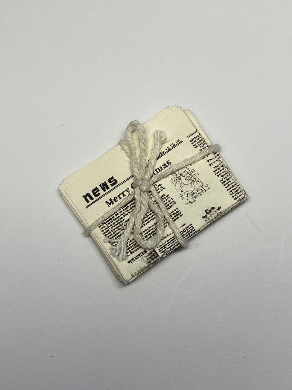 Zeitungsbündel geschnürt Miniatur