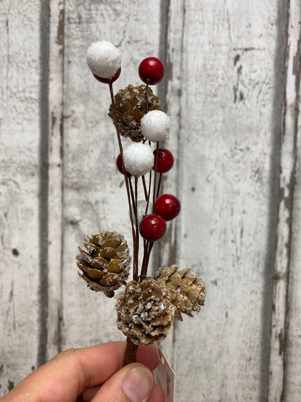 Zweig mit Beeren, Zapfen und Schneekugeln