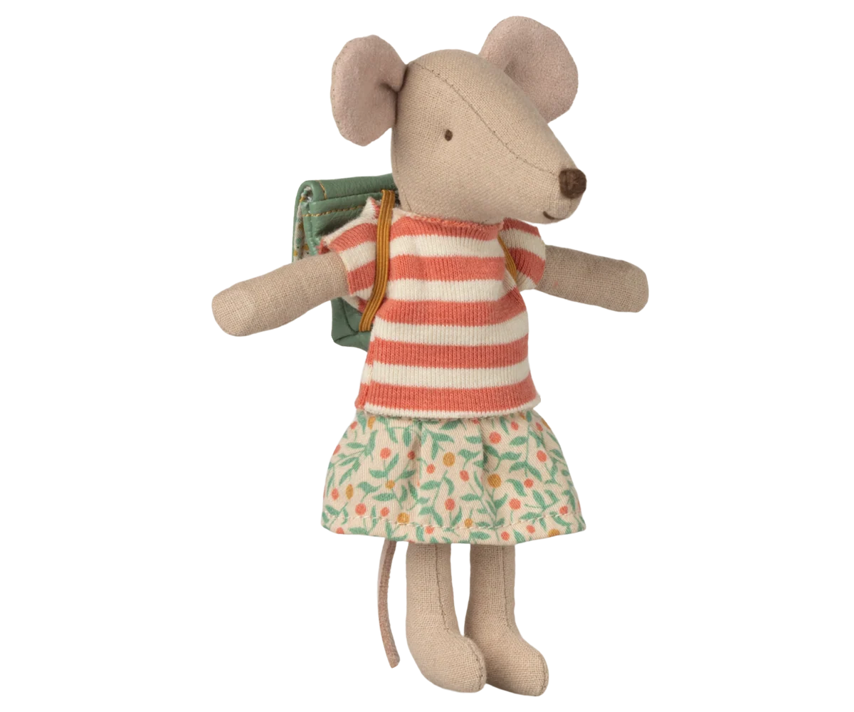 Maileg Maus große Schwester mit Tasche und Magneten in den Händen