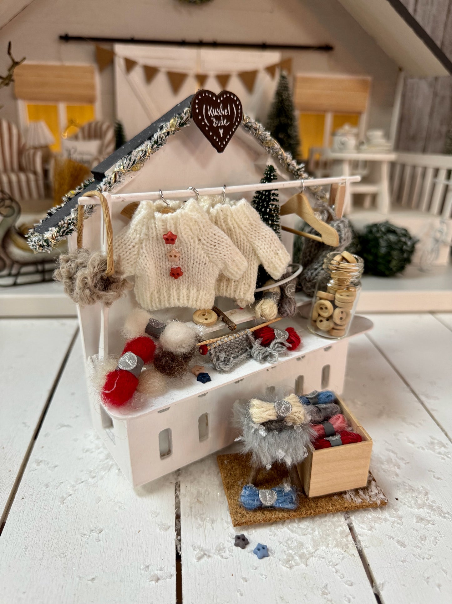 Mini Sternknöpfe an Wichtelkleidung als Beispiel für kreative Miniatur-Dekoration
