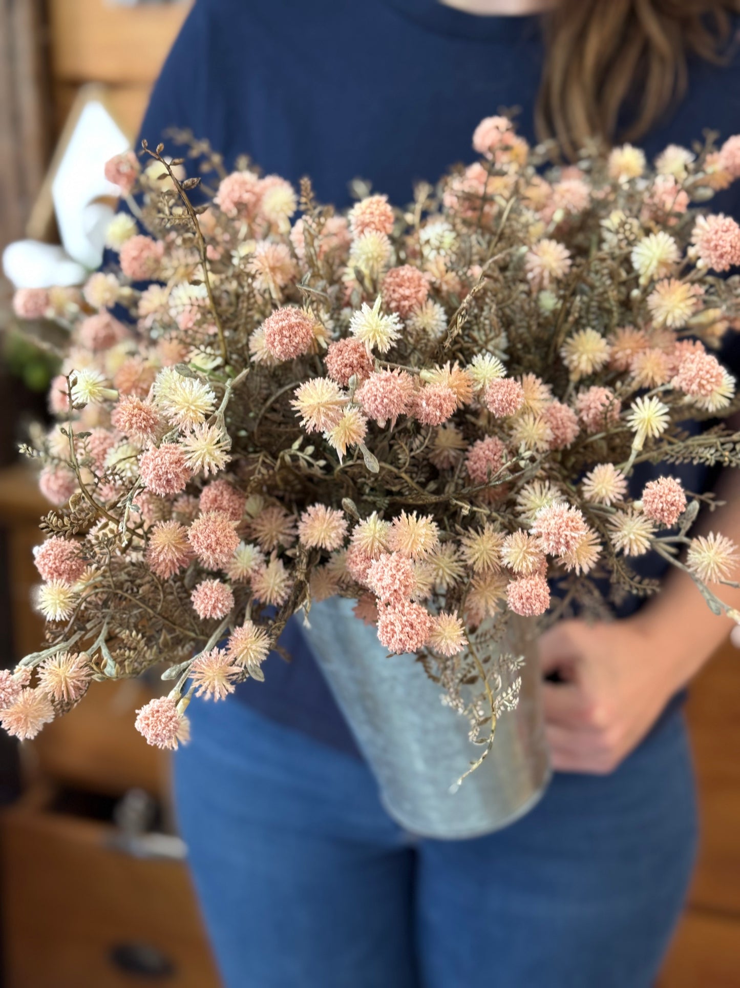 Künstlicher Blütenzweig mit Farnblättern -  Altrosa - Creme