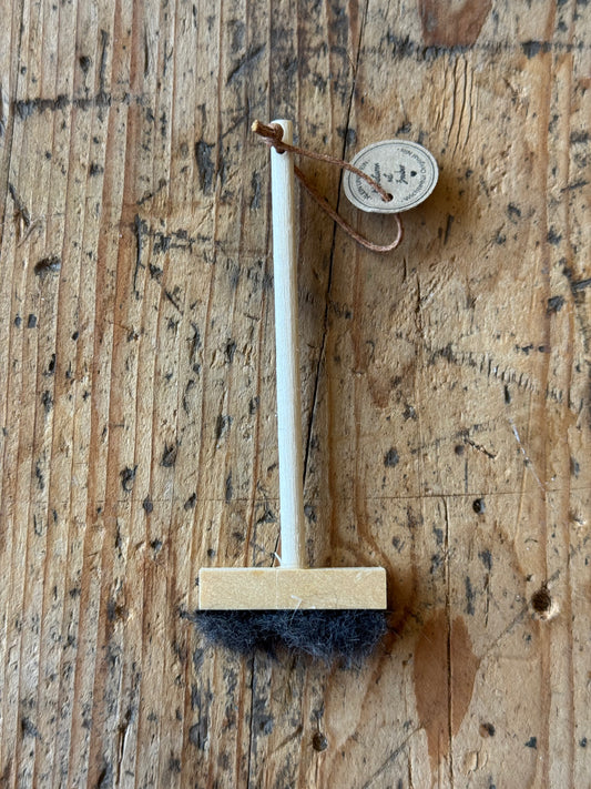 Besen Miniatur mit Aufhängung für Puppenhaus und Wichteltür 1:12