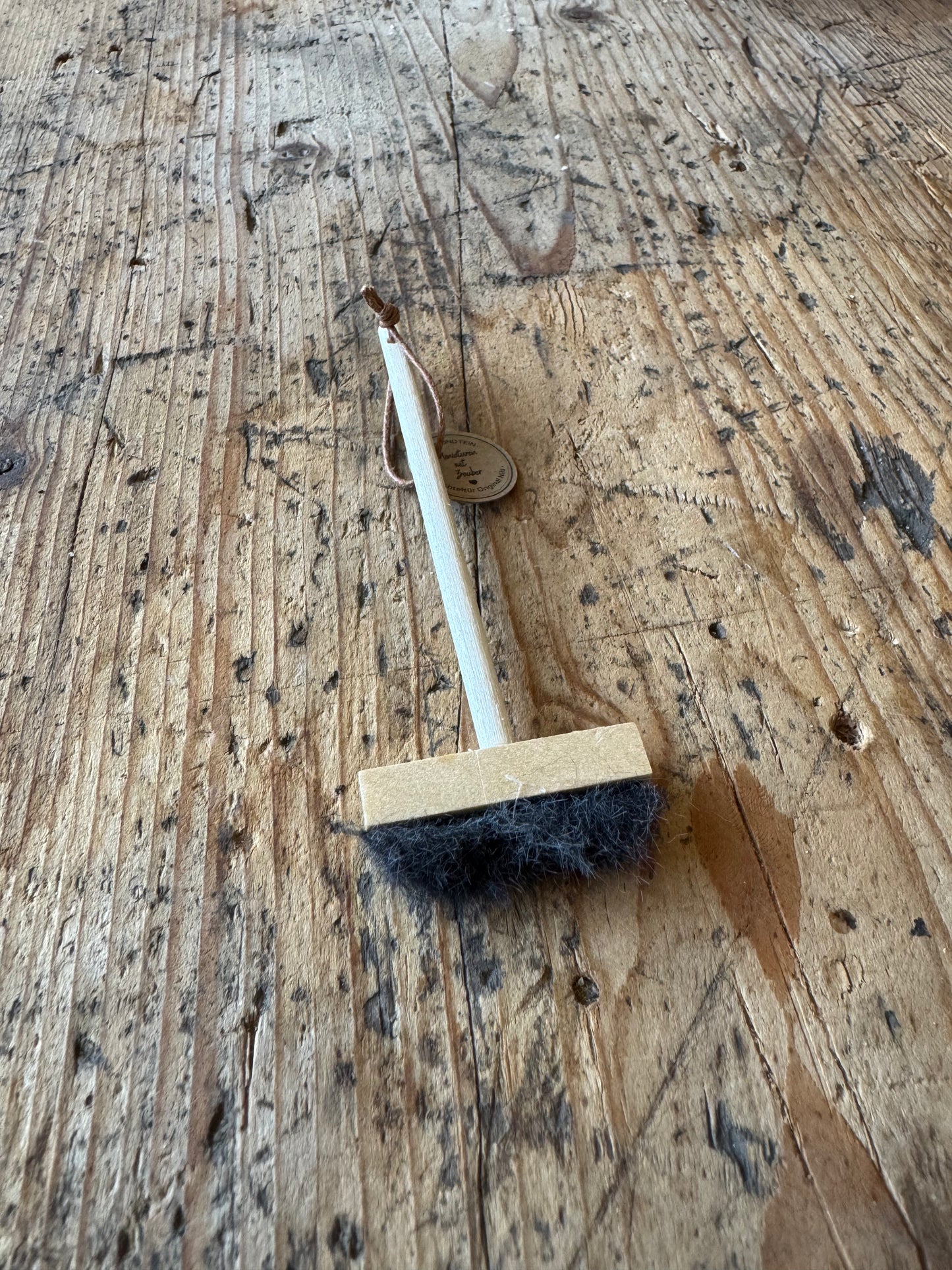 Besen Miniatur mit Aufhängung für Puppenhaus und Wichteltür 1:12