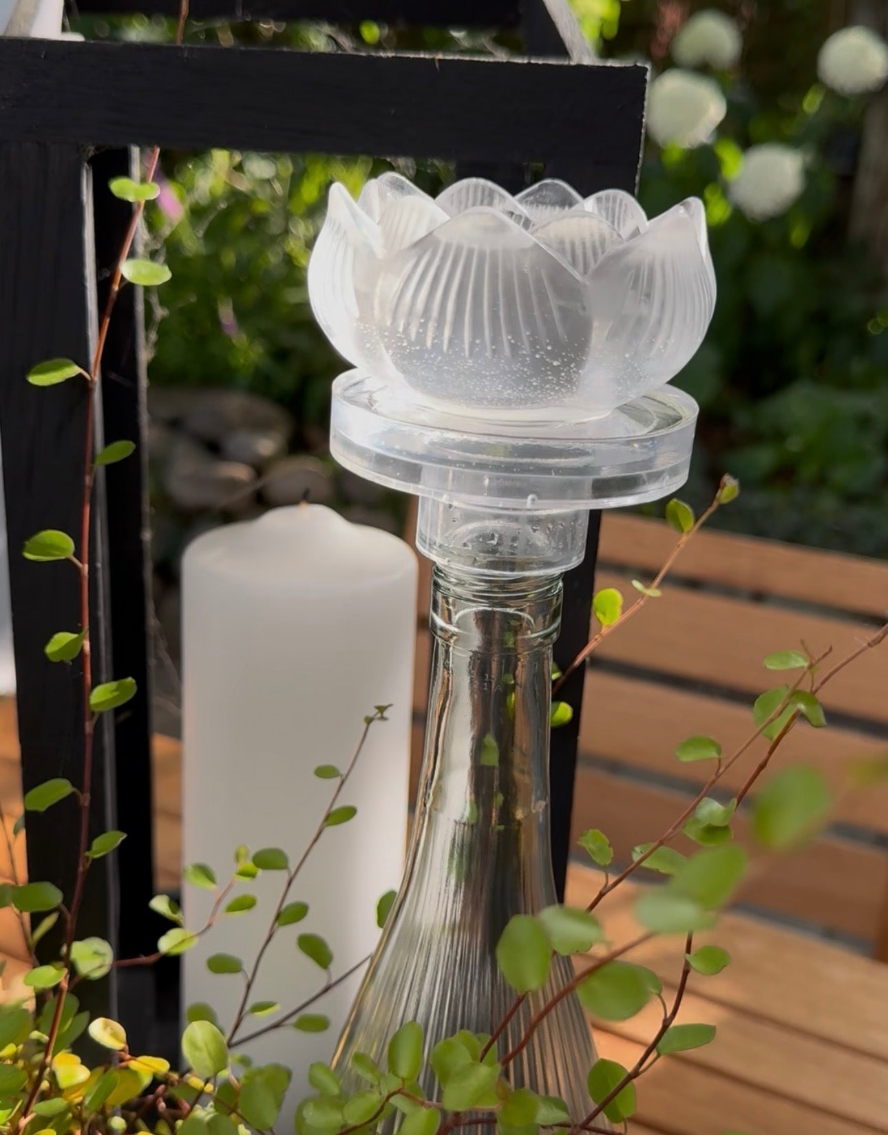 Eine aus Gießharz gegossene Lotusblüte für Teelichter oder als Insektentränke