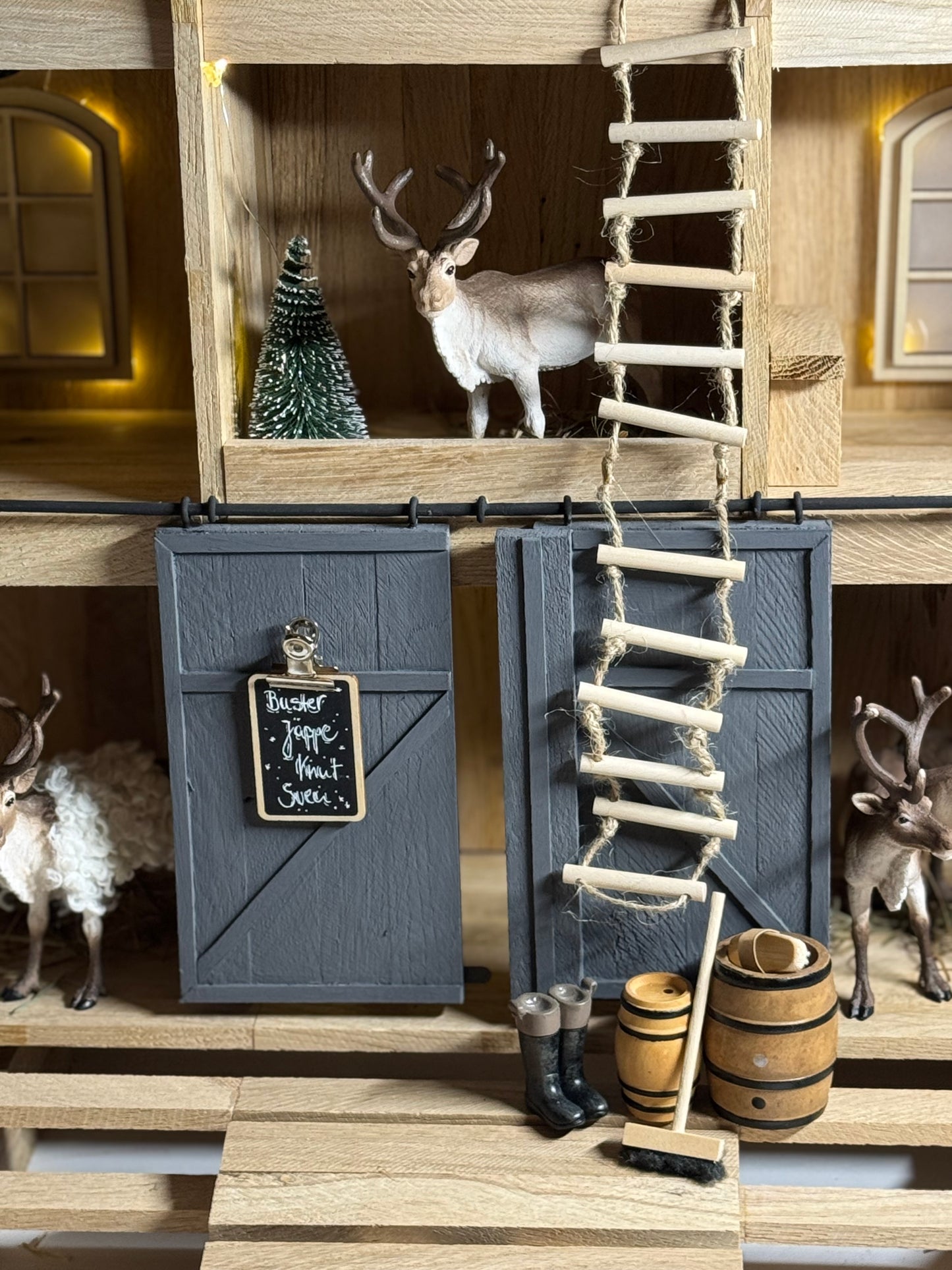 Downloadvorlage Anleitung 9-Fächer-Stall für Schleichtiere