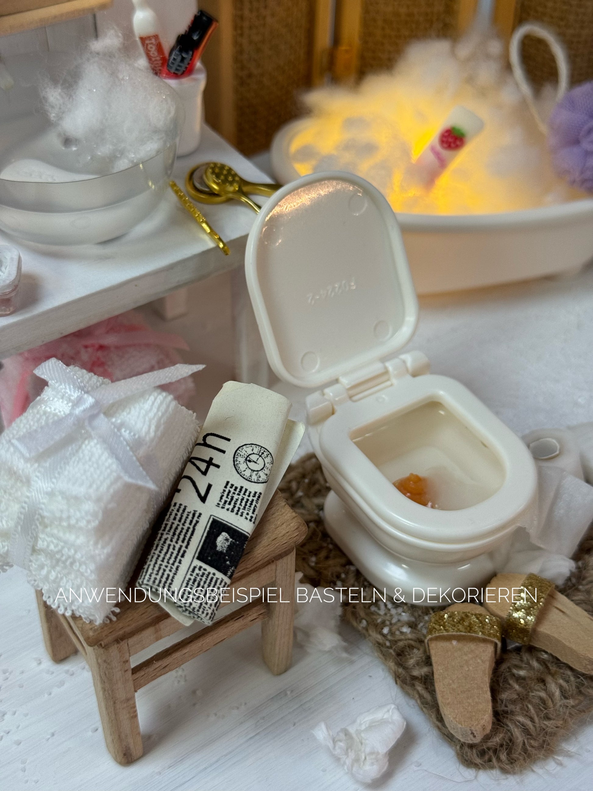 Wichteltoilette mit kleinem Häufchen als lustige Miniatur-Dekoration für Wichteltür, Puppenhaus und Weihnachtswichtel