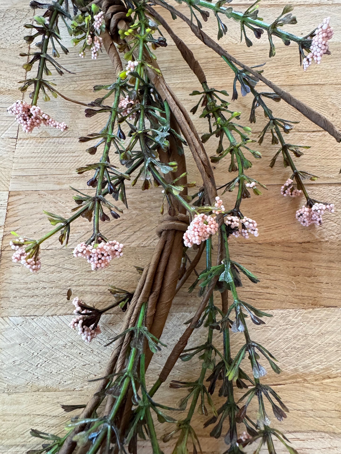 Beerenkranz mit Zweigen und rosa Beeren im Detail