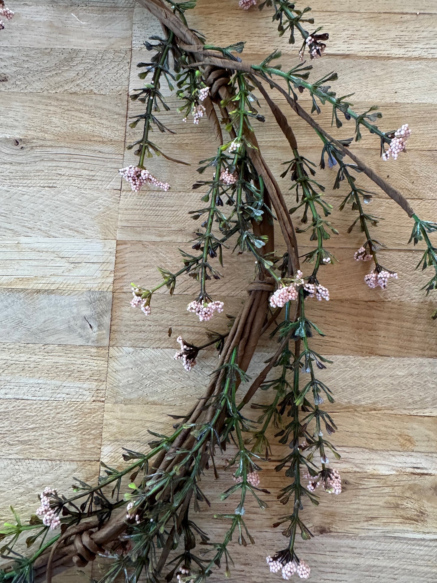 Beerenkranz aus Zweigen mit rosa Beeren Teilansicht