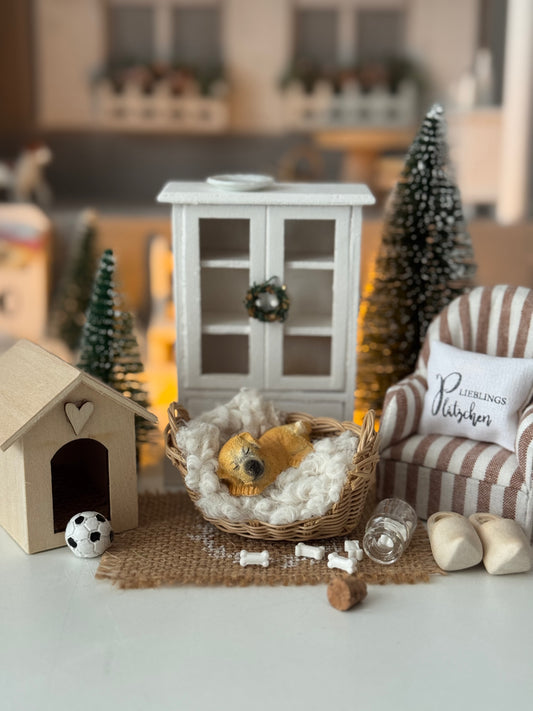 Hundkörbchen in der Wichtelkulisse mit Hundezubehör