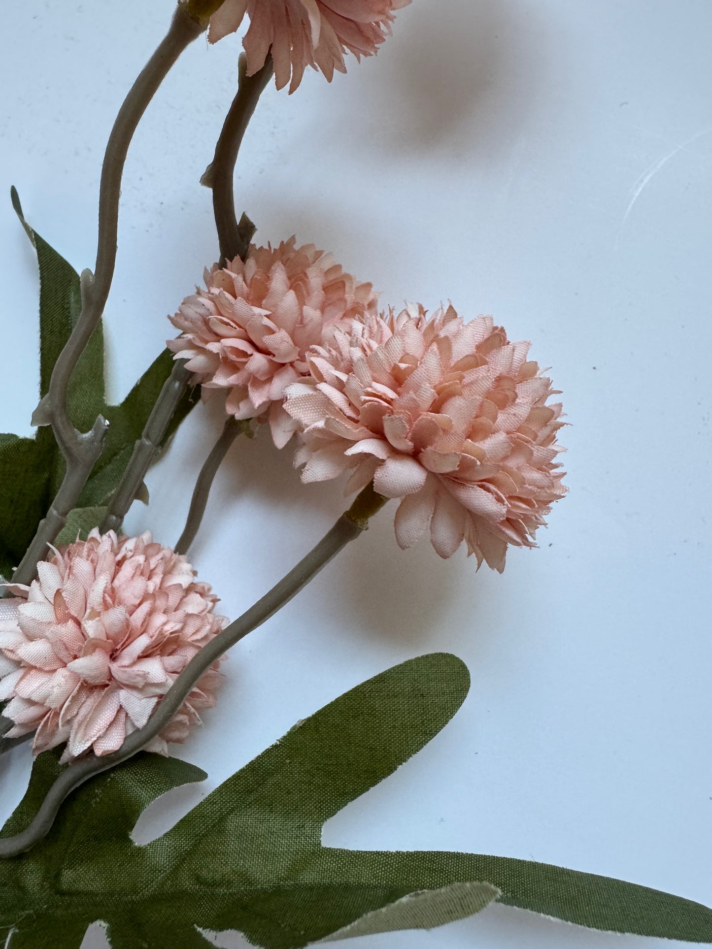Künstlicher rosa Crysanthemenzweig zur Dekoration