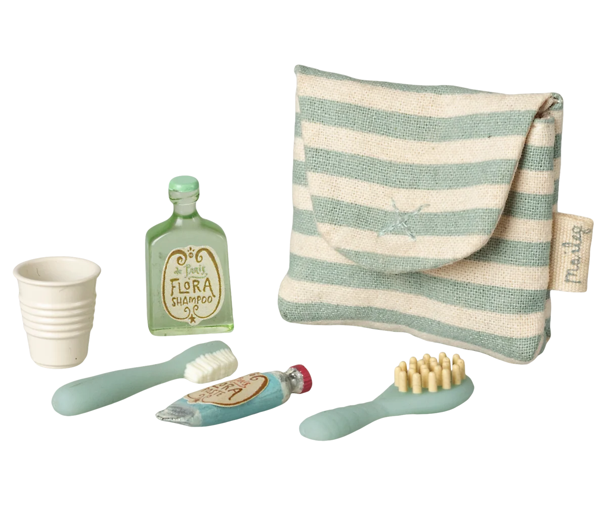 Maileg Zahnbürsten-Set für Maus mit blau gestreifter Tasche und Miniatur Pflegeutensilien