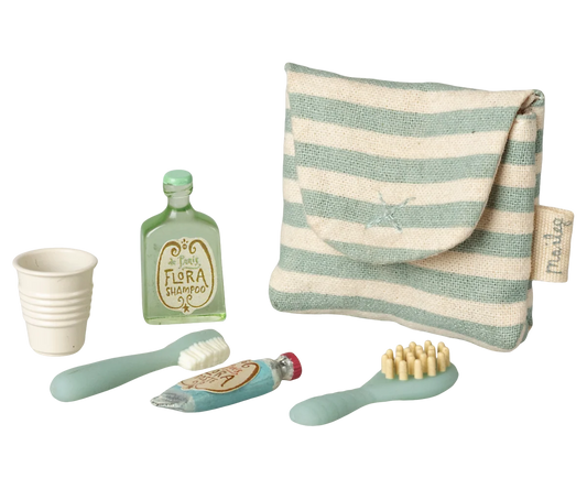 Maileg Zahnbürsten-Set für Maus mit blau gestreifter Tasche und Miniatur Pflegeutensilien
