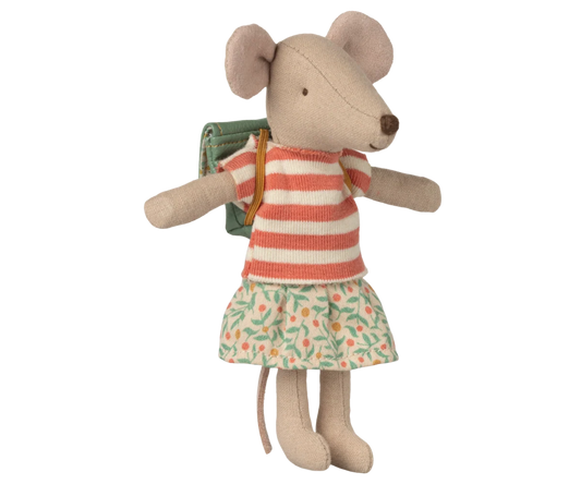 Maileg Maus große Schwester mit Tasche und Magneten in den Händen