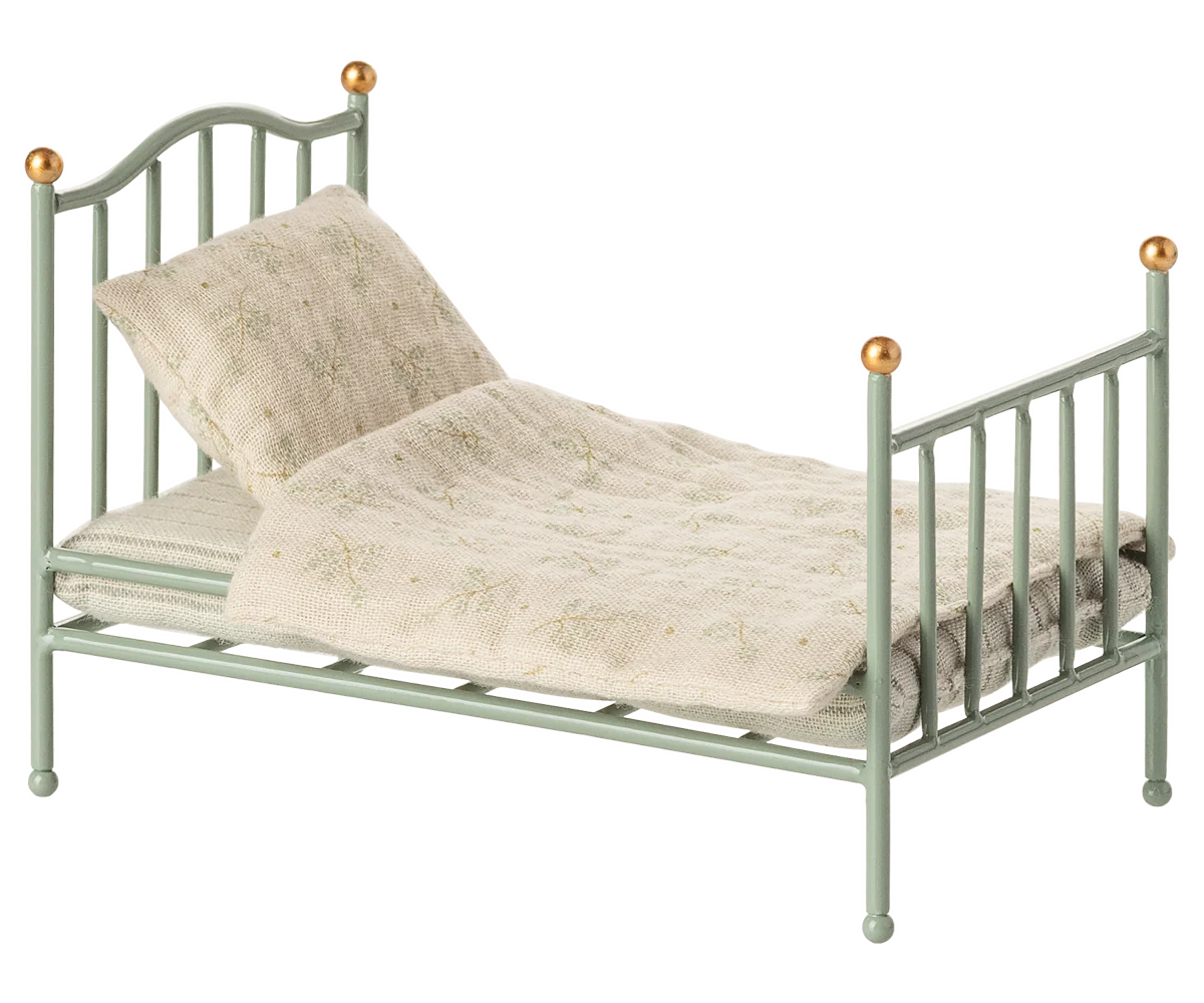 Maileg Vintage Bett in Mint mit Bettwäsche für die Mäusefamilie