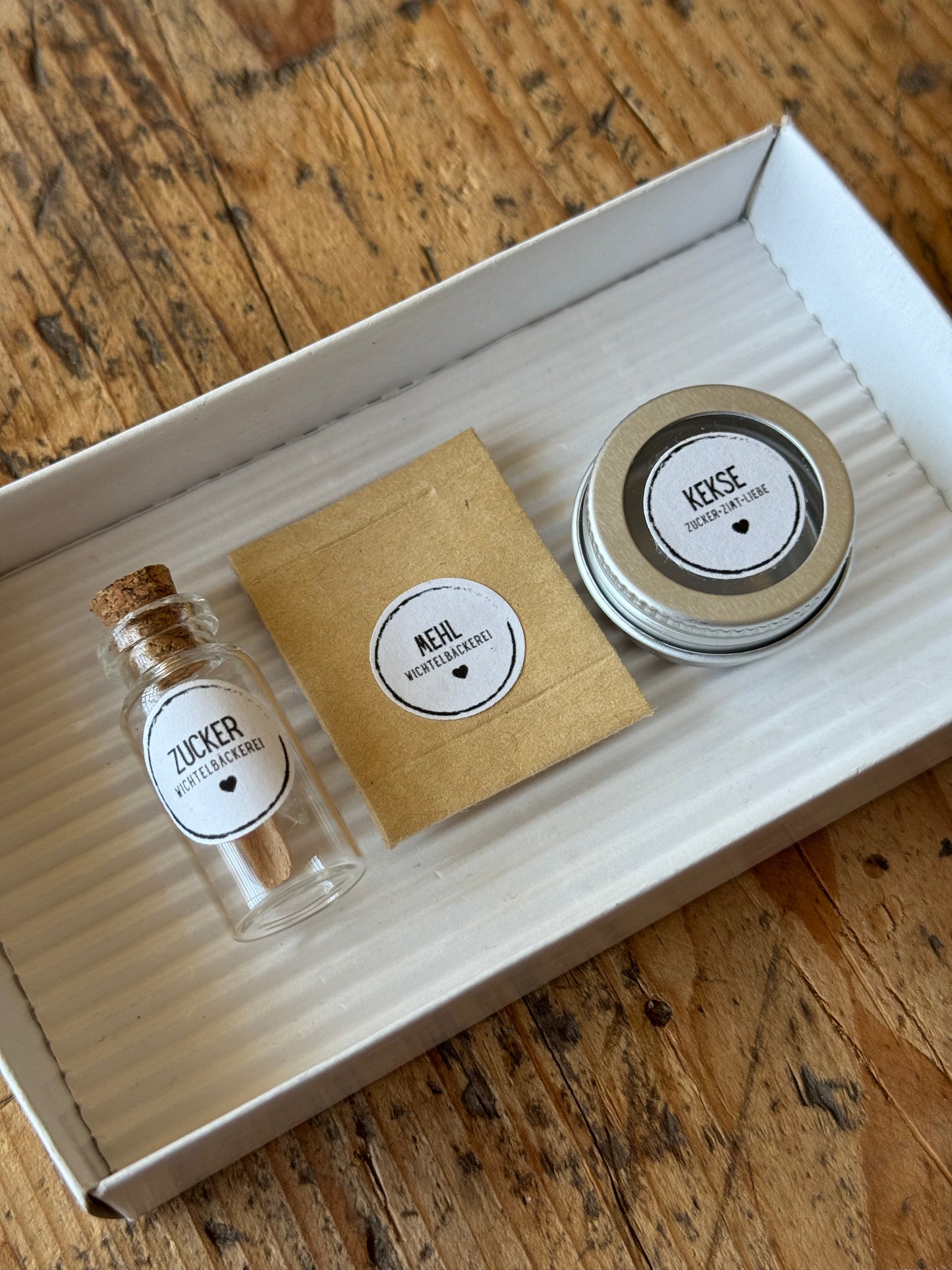Mini Backutensilien mit Zuckerglas, Mehlschaufel und Keksdose für Wichtel und Puppenhaus