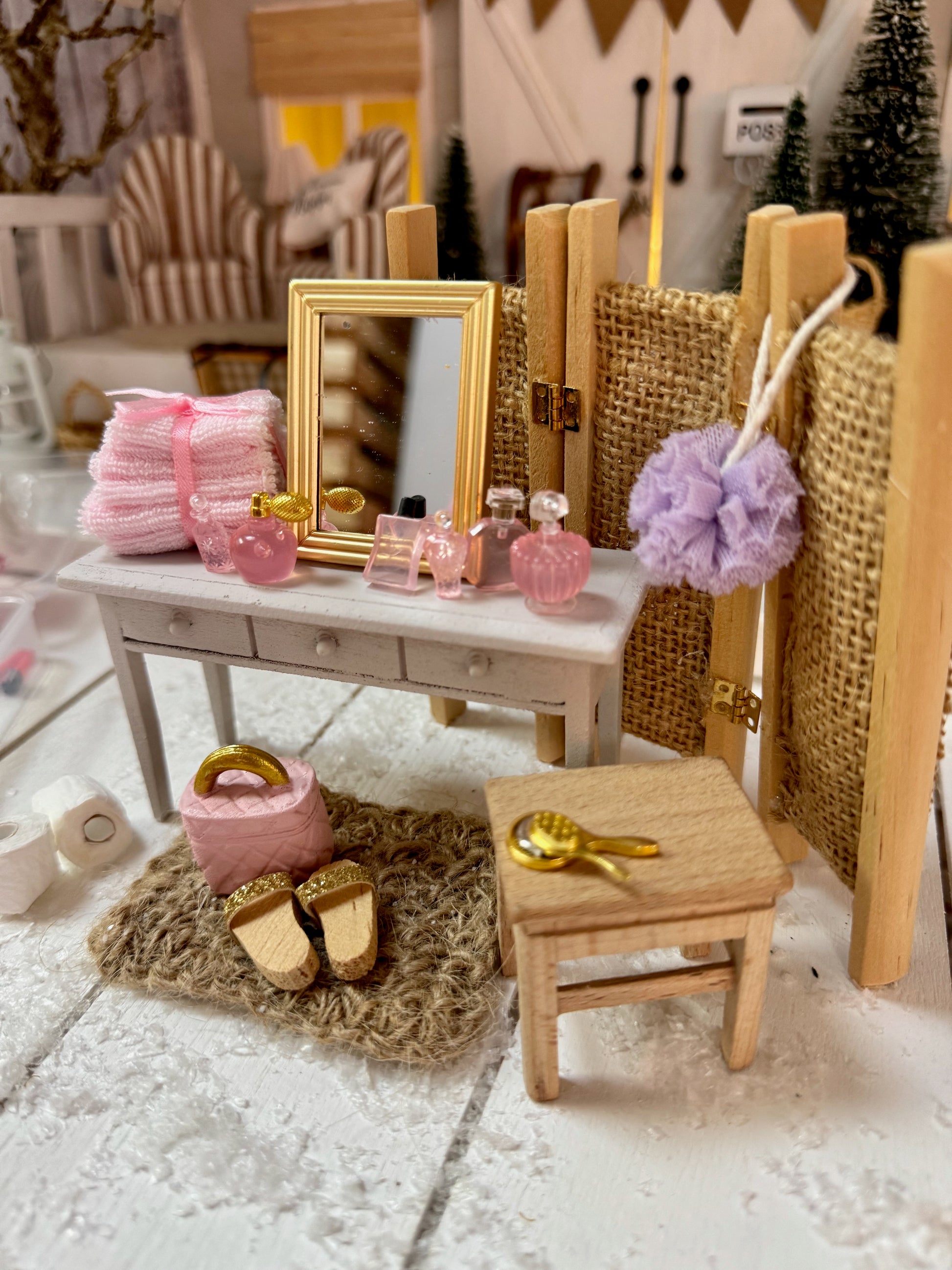 Mini-Kosmetikflaschen im Wichtel-Badezimmer und Puppenhaus