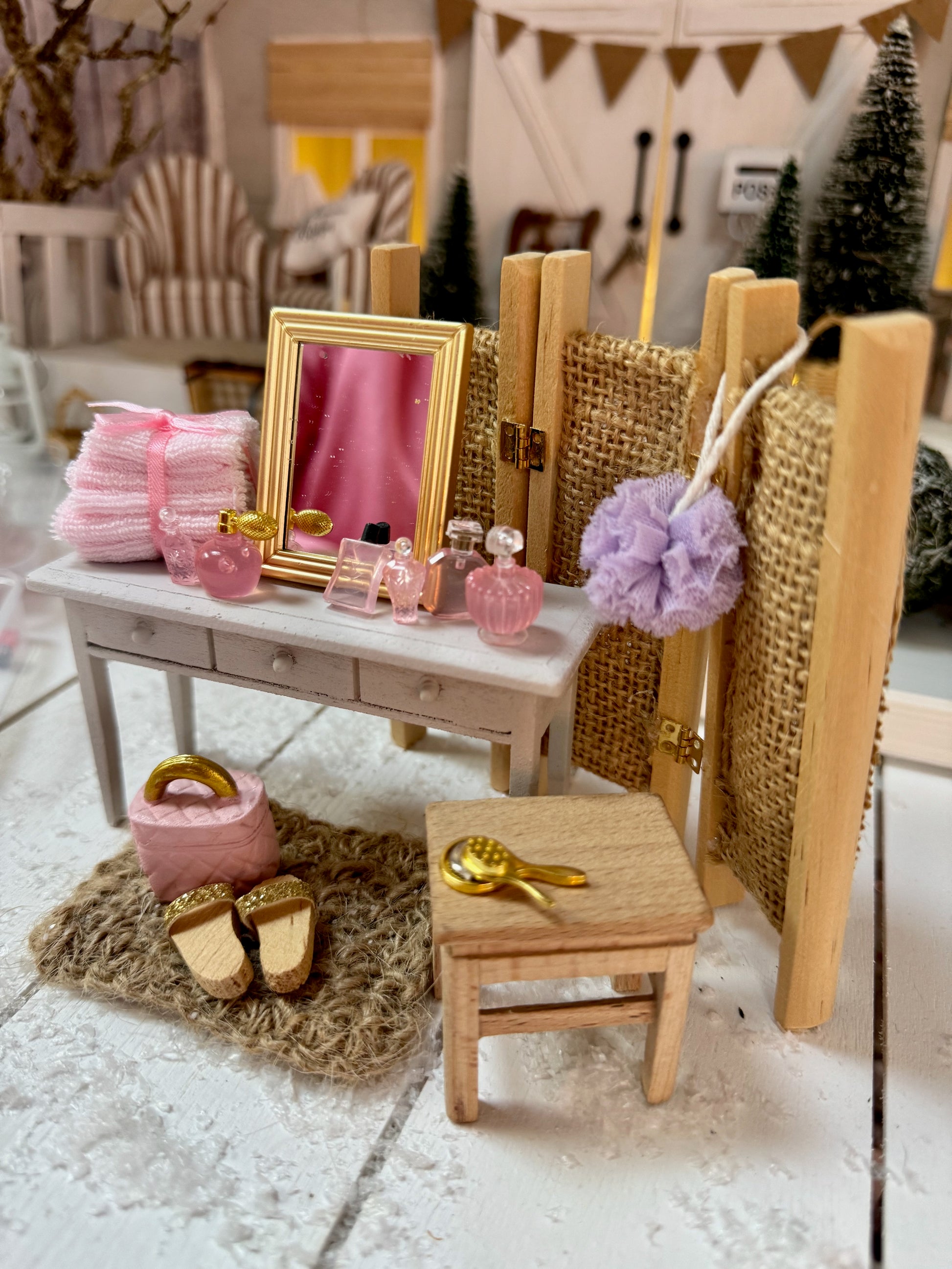 Mini-Kosmetikflaschen im Wichtel-Badezimmer und Puppenhaus