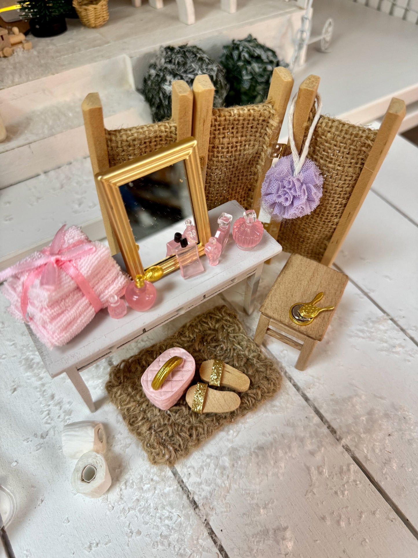 Mini-Kosmetikflaschen im Wichtel-Badezimmer und Puppenhaus