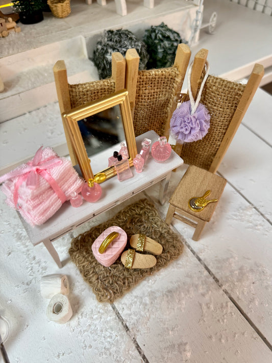 Mini-Kosmetikflaschen im Wichtel-Badezimmer und Puppenhaus