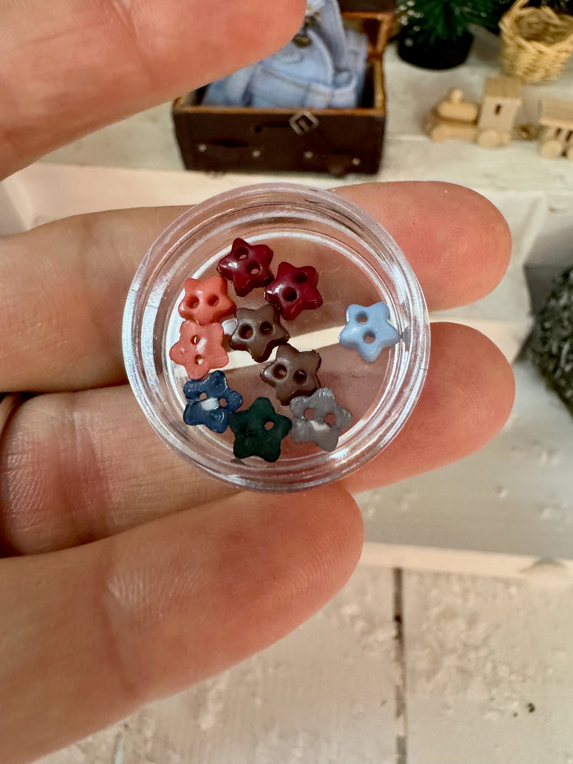 Mini Sternknöpfe in verschiedenen Farben für Wichtelkleidung und Puppenhaus-Miniaturen
