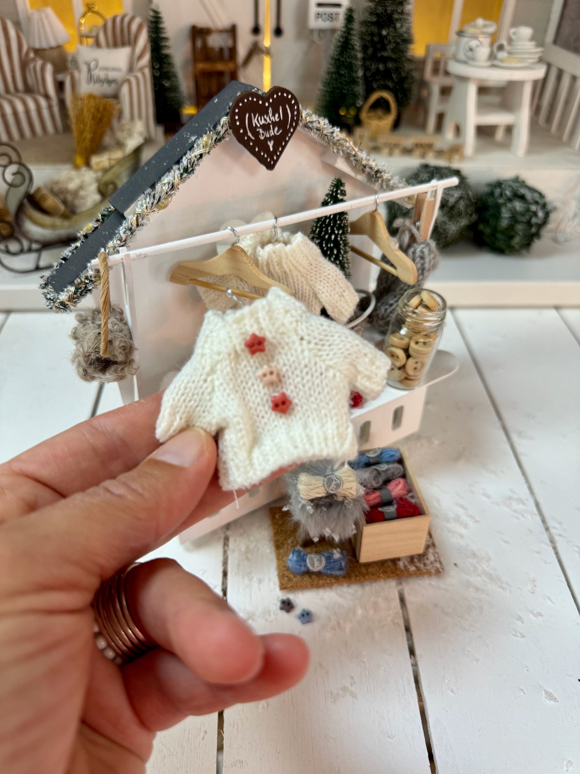 Kleine Sternknöpfe als Knöpfe an einem gestrickten Wichtelpullover