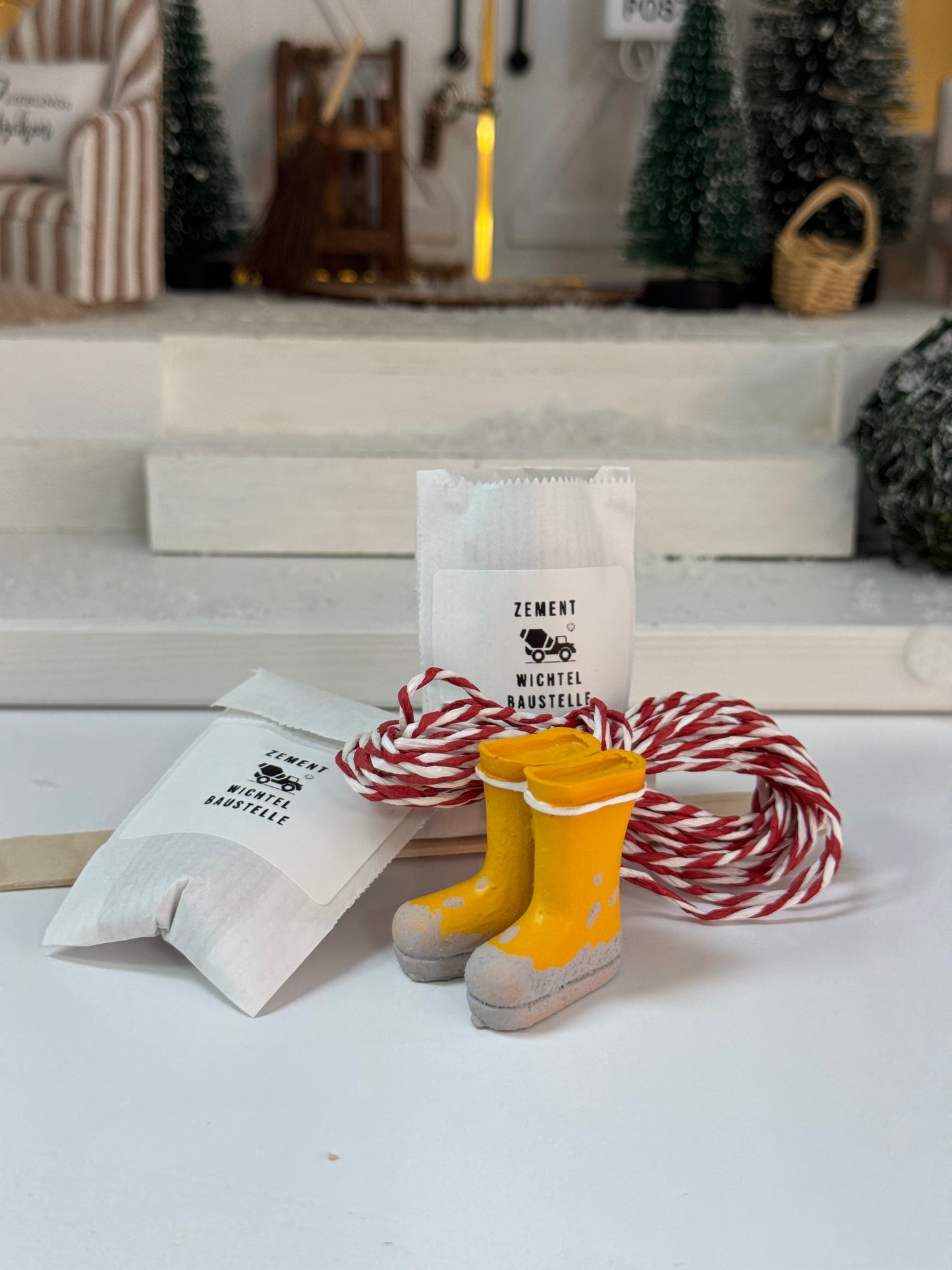 Wichtel Baustellen-Set mit gelben Gummistiefeln, Zementtüten und rot-weißem Absperrband