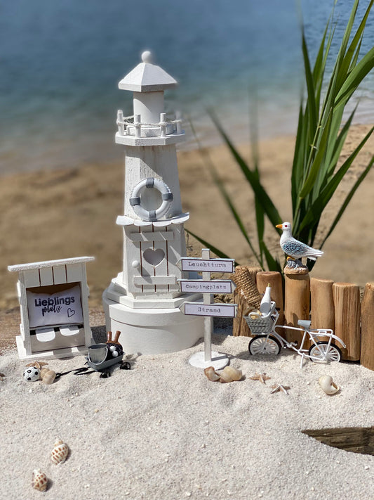Leuchtturm für den Wichtel mit Wichtelzubehör für einen Strandurlaub