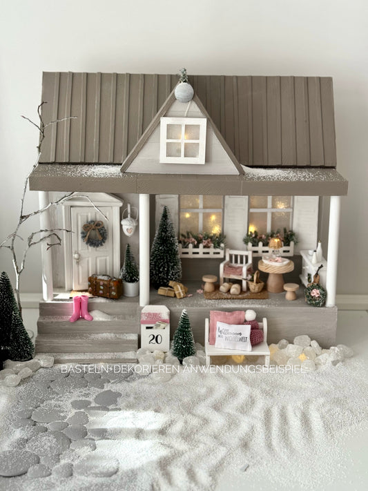 Wichtellandhaus mit Veranda dekoriert mit vielen Miniaturen