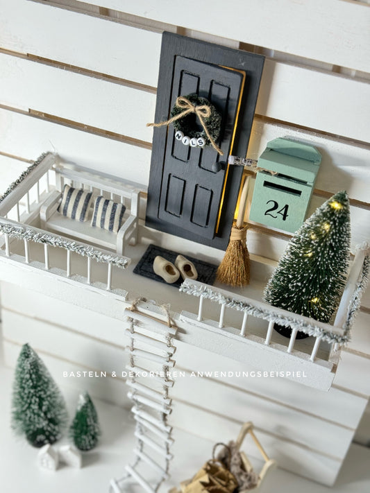 Wichteltür Balkon mit diversen Miniaturen zur Gestaltung einer Wichtelkulisse mit Strickleiter